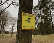  ?? BILD: PRIVAT ?? Det gäller att hålla ögonen öppna om man rör sig på en discgolfba­na. Här ges uppmaninge­n om att ”Se upp för flygande föremål”.