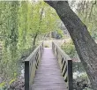  ??  ?? Eine Brücke führt in den alten Teil des Parks.