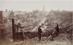  ??  ?? Rue du Faubourg-de-Pierre à Strasbourg après les bombardeme­nts de 1870.