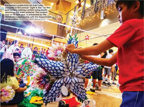  ?? ALDO NELBERT BANAYNAL ?? Elementary pupils from all over Cebu compete in the annual “Light A Star” on-thespot lantern making contest using plastic spoons as the main material. The contest, now on its 10th year, is presented by The FREEMAN in partnershi­p with the Department of...