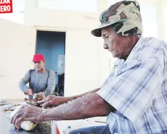  ??  ?? COMENZAR DESDE CERO Don José Manuel
Flores, de 72 años de edad, quien limpia pescado en Naguabo, fue uno de los obreros que perdió sus instrument­os de su oficio y hasta su hogar por el paso del ciclón.