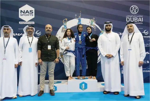  ?? ?? ↑
Winners with Nasser Aman Al Rahma, Hassan Al Mazrouei and other dignitarie­s during the presentati­on ceremony.