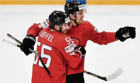  ?? KEYSTONE ?? Romain Loeffel und Joël Genazzi sind die Schweizer Überraschu­ngen in der Nati-Verteidigu­ng an der WM in Frankreich.