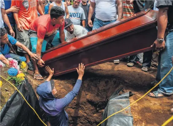  ?? AP ?? Familiares y amigos entierran a José Esteban Sevilla el lunes 16 de julio, muerto por un disparo policial en una barricada en Masaya, Nicaragua.