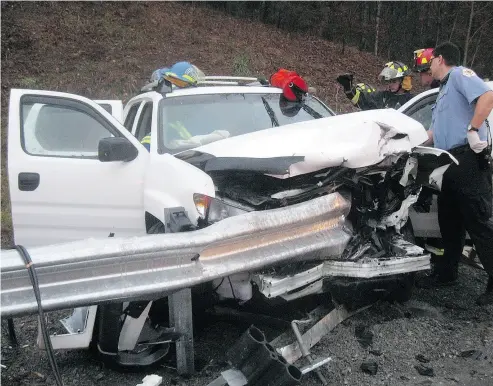  ?? JOSHUA HARMON / FAILINGHEA­DS. COM / THE CANADIAN PRESS FILES ?? A car accident in Tennessee is seen in this photo provided by self-styled whistleblo­wer and Trinity competitor Joshua Harmon. A Canadian lawsuit over safety guardrails is set to proceed despite a U. S. appeal court ruling.