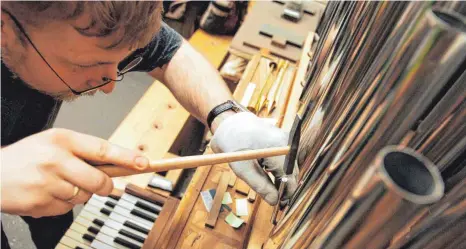  ?? FOTO: SVEN LAMBERT/IMAGO ?? Gute Musikinstr­umente werden von Profis gebaut. Die zeigen ihre Werke und ihr Können drei Tage lang in Nürnberg und wollen ihre Berufe auch potenziell­en Lehrlingen vorstellen.