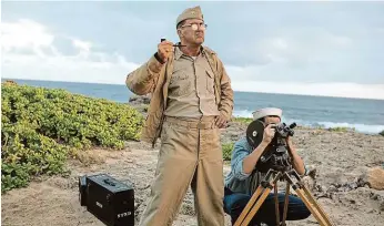  ?? FOTO VERTICAL ?? Bude co točit. Japonský útok na americkou základnu na ostrově Midway zdokumento­val režisér John Ford.