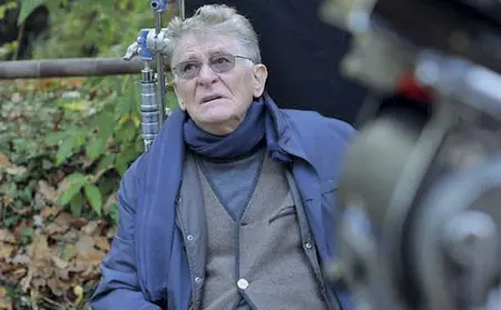  ??  ?? Maestro del cinema Ermanno Olmi, regista vicentino, sul set di uno dei suoi ultimi film, tra i boschi di Asiago