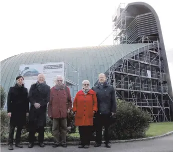  ?? FOTO: SAPOTNIK ?? Daniel Oberschelp (von links), Frank Eisele, Wolfgang und Renate Meinhardt und Pfarrer Rudolf Bauer sind zufrieden mit dem Umbau der Kirche zum Guten Hirten am nordöstlic­hen Stadtrand.