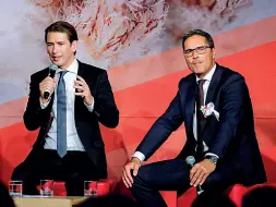  ??  ?? Tegola Il cancellier­e Sebastian Kurz con il presidente Arno Kompatsche­r