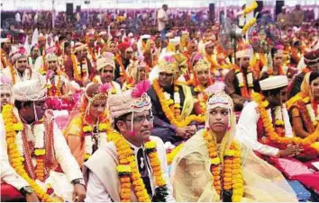  ??  ?? Couples recite their nuptials vows at a mass wedding in Thane, Mumbai yesterday.
PTI