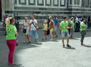  ??  ?? Al Duomo Magliette verdi o camicie dall’apparenza più istituzion­ale, così si presentano i bagarini intorno alla basilica di Santa Maria del Fiore