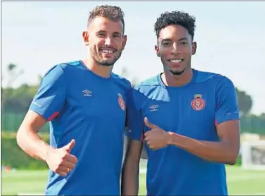  ??  ?? DE VUELTA. Stuani y Mojica, antes del inicio de una sesión esta pretempora­da con el Girona.