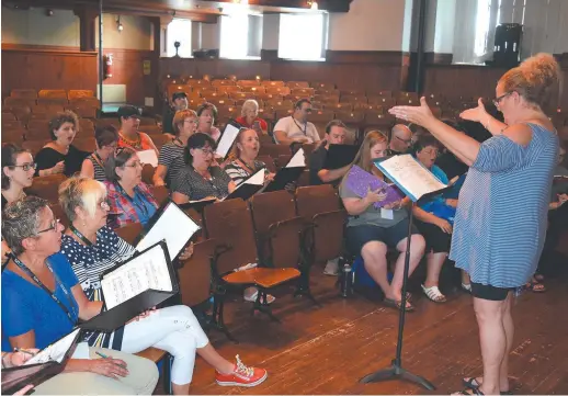  ??  ?? Monette Gould dirige un groupe de choristes au théâtre du Monument-Lefebvre dans le cadre du FestiChoeu­r d’Acadie. - Acadie Nouvelle: Sylvie Mousseau