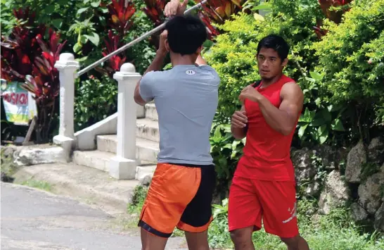  ?? Photo by Roderick Osis ?? SKIRMISH. Brave Combat Federation bantamweig­ht champion Stephen Loman holds a light workout prior to their departure for Bahrain earlier this week to defend his title against Brazillian Felipe Efrain.