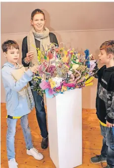  ?? FOTO: GEORG SALZBURG ?? Kinder zeigen ihre Werke im Alten Küsterhaus: Isabelle von Rundstedt, die künstleris­che Leiterin, mit Philipp und Lukas (8).