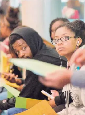  ?? AFP ?? Estudiante­s de la Universida­d Central de Carolina del Norte esperaban el martes su turno para votar en la ciudad de Durham.