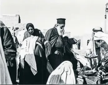  ?? ?? Un sacerdote católico comprando en un mercado de Belén a principios del siglo XX