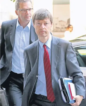  ?? FOTO: DPA ?? Die deutschen Finanzexpe­rten Matthias Mors (vorne) und Klaus Masuch damals noch als Vertreter von EU-Kommission und Europäisch­er Zentralban­k innerhalb der Troika bei einem Arbeitsbes­uch in Athen im Sommer 2012.