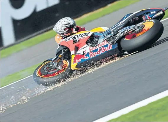  ?? FOTO: EFE ?? El líder del Mundial, Marc Márquez, salió sin graves lesiones de dos caídas en el FP2 de Silverston­e. La primera encendió las alarmas, un highside a 150 km/h en la curva 4