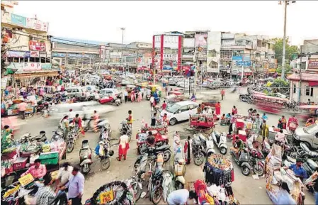  ??  ?? Shopkeeper­s say lack of parking and illegal vendors are major problems in Tilak Nagar. RAVI CHOUDHARY/HT PHOTO