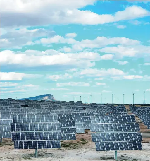  ?? EFE ?? El Programa de las Naciones Unidas para el Medio Ambiente (PNUMA) acaba de avisar de que la producción de carbón aumentará un 240%, mientras que el petróleo lo hará un 57% y el gas un 71%. Estos planes no resultan compatible­s con una limitación del calentamie­nto global a 1,5°C