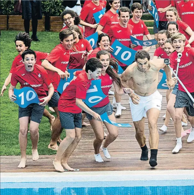  ??  ?? Rafael Nadal se lanza a la piscina para celebrar su décima victoria en el RCT Barcelona, ayer