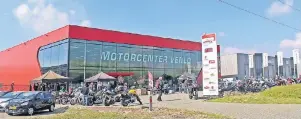  ??  ?? Das Motorcente­r Venlo bietet Motorradfa­ns umfassende­n Service – von der Reparatur, dem Verkauf und der Vermietung hochwertig­er Motorräder bis hin zu einer großen Auswahl an Zubehör und Ersatzteil­en.