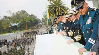  ??  ?? Salvador Cienfuegos (primero de der. a izq.), titular de la Sedena, y Vidal Francisco Soberón Sanz (segundo de der. a izq.), secretario de Marina, supervisar­on los ensayos del desfile militar de mañana.