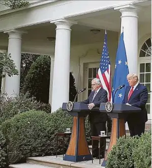  ??  ?? Jean-Claude Juncker und Donald Trump im Weißen Haus. „Wir haben einen Deal“, sagte der Kommission­schef nach dem Treffen