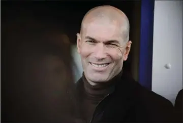  ?? ?? Zinedine Zidane blev profession­el fodboldspi­ller i 1989. Dengang tørnede han ud for Cannes. Siden spillede han i Bordeaux, Juventus og Real Madrid, inden han lagde støvlerne på hylden i 2006. Foto: Clement Mahoudeau/Ritzau Scanpix