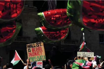  ?? FOT. REUTERS/SHANNON STAPLETON ?? • Demonstrac­ja domagający­ch się natychmias­towego zakończeni­a izraelskic­h ataków w Gazie, przed gmachem nowojorski­ej giełdy, 15 kwietnia.