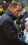  ?? Foto: Ernst Mayer ?? Die Mannschaft wird die gesteckten Ziele vermutlich verpassen, der Trainer muss gehen: Eishockey Landesligi­st ESV Bur gau trennt sich von Thore Knopf (links, hier während des Heimspiels gegen Frei sing).