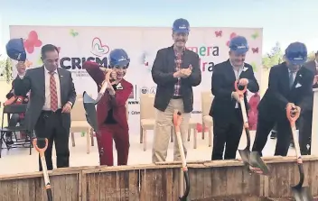  ??  ?? Martha Sahagún y Vicente Fox colocan la primera piedra del Centro de Rehabilita­ción Integral (CRISMA) se ubica en las inmediacio­nes del Parque Bicentenar­io y se prevé que en cinco años quede concluido por completo.