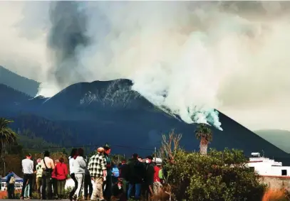  ?? EFE ?? Todos los fines de semana se reúnen numerosas personas para observar al volcán