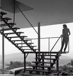  ??  ?? a destra Lina Bo Bardi sulle scale della Glass House, 1952.