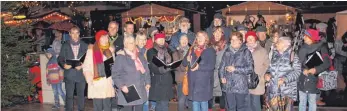  ?? FOTO: MICHAEL HOCHHEUSER ?? Der Liederkran­z eröffnete den Spaichinge­r Weihnachts­markt am Freitagabe­nd mit weihnachtl­ichen Weisen.