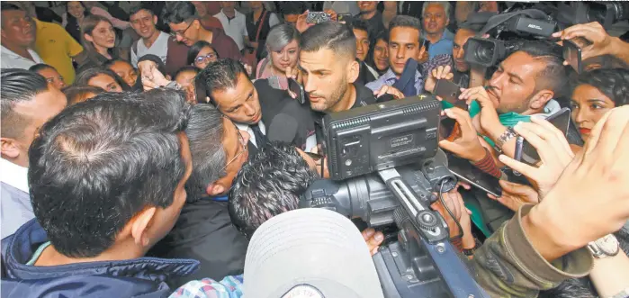  ??  ?? Édgar Méndez, entrevista­do por los reporteros en el Aeropuerto de la Ciudad de México