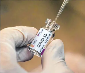  ?? FOTO: SAKCHAI LALIT/DPA ?? Ein Labortechn­iker extrahiert einen Teil eines sich in der Entwicklun­g befindlich­en, möglichen Covid-19-Impfstoffs: Vier europäisch­e Staaten haben sich zu einer Impfallian­z zusammenge­schlossen.