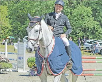  ?? FOTO: KLAUS EICHLER ?? Er zählt mit zu den Favoriten beim Tettnanger Reitturnie­r in Gut Moos: Constantin Sorg, der Sieger von 2015 und 2017, auf seinem Pferd Cadeau.