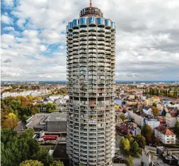  ?? Fotos: Michael Eichhammer ?? Ganz neue Perspektiv­en: der Augsburger Hotelturm, fotografie­rt mit einer Drohne. Top Geräte verfügen nicht nur über die not wendige hohe Auflösung, sondern sie sorgen sogar dafür, dass die Aufnahmen nicht verwackeln.