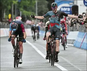  ?? FOTO: EFE ?? El alemán del Bora Nico Denz se lleva su segunda etapa. Batió en el sprint a Gee