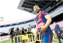  ??  ?? SU CASA. El Kun en su llegada al Camp Nou.