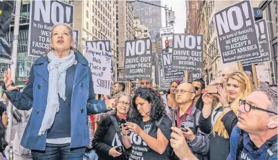  ?? FOTO: ACTION PRESS ?? „Verjagt das Regime Trump/Pence!“steht auf den Plakaten dieser Demonstran­ten in New York, die gegen die Entlassung von FBI-Chef James Co
mey protestier­en.