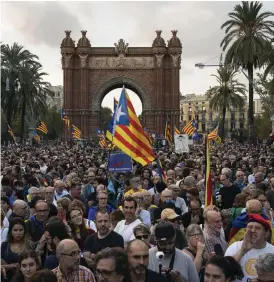  ?? Bild: FELIPE DANA/TT ?? DEMONSTRER­ADE. Katalanska självständ­ighetsivra­re viftade med regionflag­gan utanför det regionala parlamente­t.