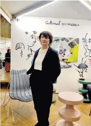  ??  ?? La crítica francesa Catherine Millet en la exposición en el MNAD. A la derehca, una visitante en el sillón “Ploum”.