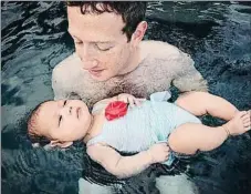  ?? FACEBOOK ?? Este fue el primer baño de su hija mayor