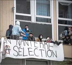  ??  ?? Le 9 avril, des étudiants ont investi le toit de la fac de Nanterre.