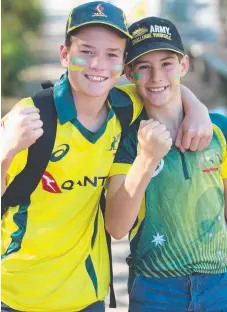  ?? Picture: GLENN HAMPSON ?? Fans at the athletics – Jim McClure, 12, and Clancy Hardy, 9, from Beaudesert.