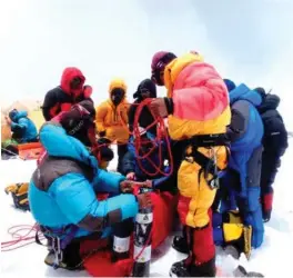  ?? FOTO: PRIVAT ?? Det blåste kraftig da gruppen Vibeke Sefland klatret sammen med nærmet seg toppen av Everest.